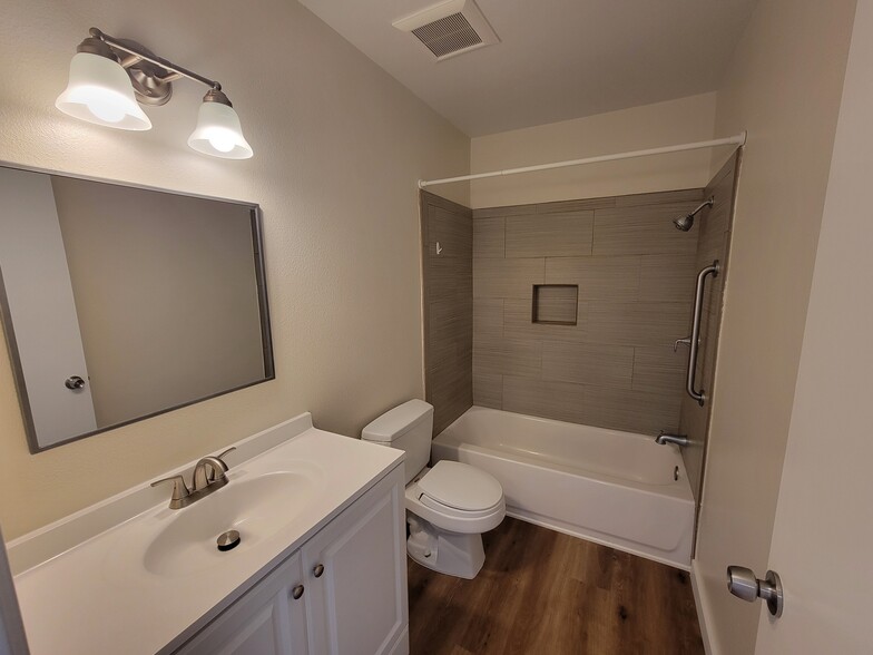 Building Photo - 11 Meadowsweet Way