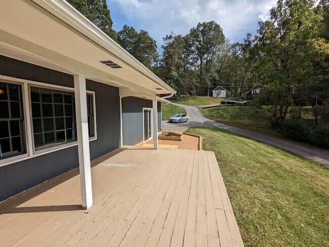 Building Photo - What a VIEW! Beautiful 3BD/2BA Ranch Style House in Speedwell Acres offered exclusively by Wester...