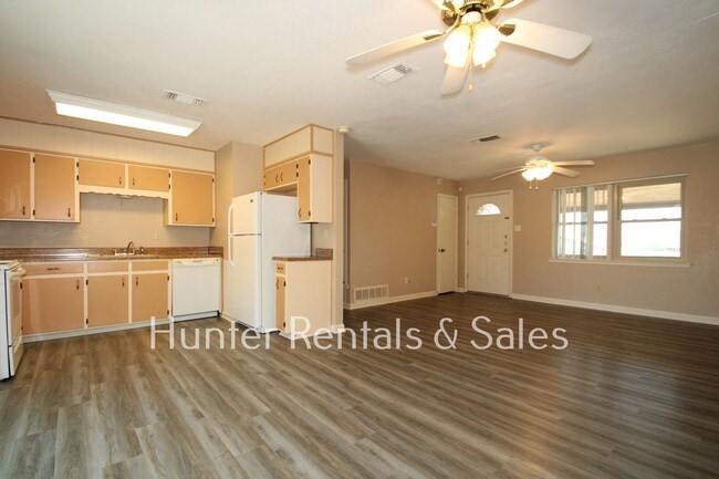 Building Photo - Mountain of Amenities!