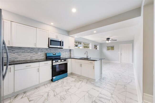 Building Photo - 112 Milton St