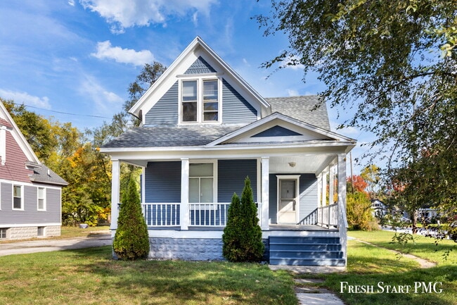 Primary Photo - Spacious Upstairs Unit with 3 Flexible Roo...