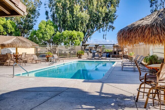 Building Photo - Spacious 2BR/2BA Top-Floor Condo in Gated ...