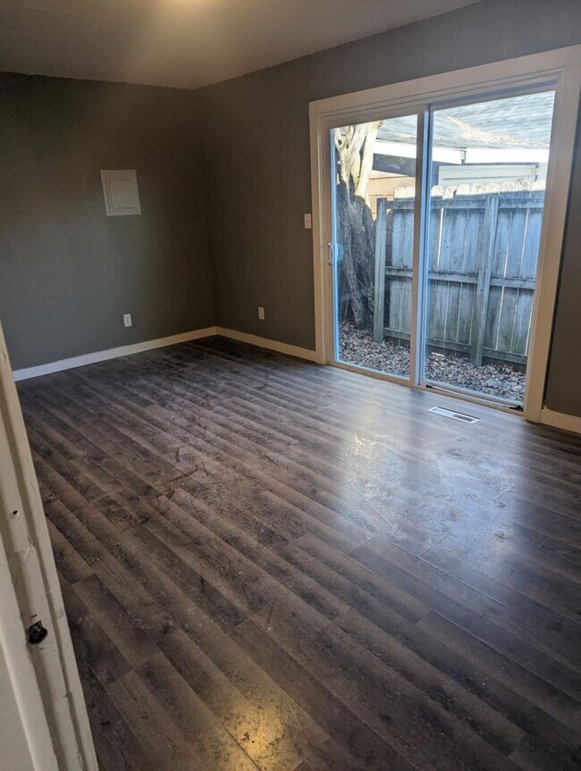 Building Photo - COMING SOON! 2 Bedroom, 1 Bathroom Duplex!