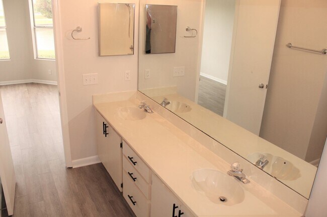 Building Photo - Unfurnished Annual Updated Ground Level 2/2 split plan Condo-Vista Verde East (Isla Del Sol)