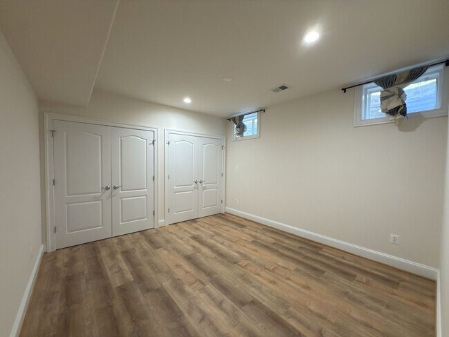 Building Photo - Spacious 4 Bed 5.5 Bath Home in Annandale,...