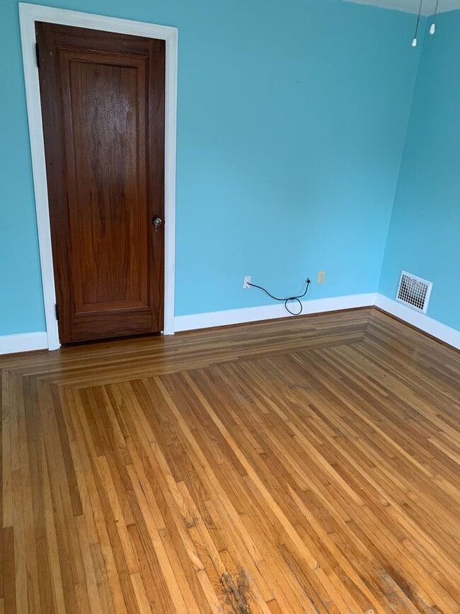 Building Photo - Lovely Two Bedroom Home on a Quiet Street