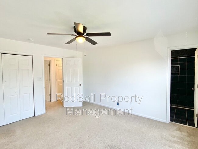 Building Photo - 5525 Fair Oaks Dr