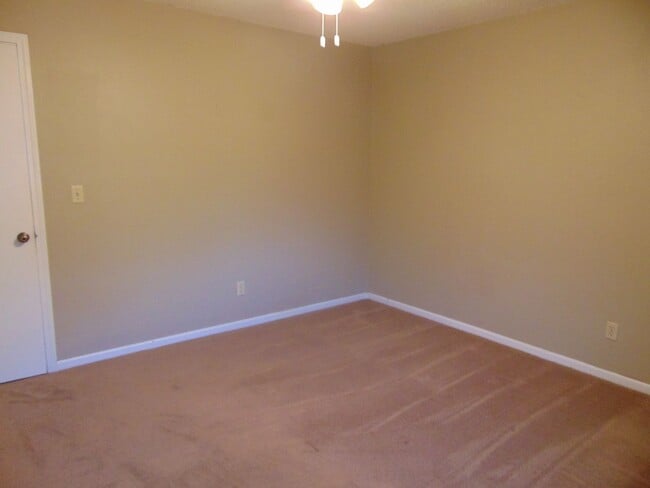 Building Photo - Inviting 3 Bed 2 Bath House