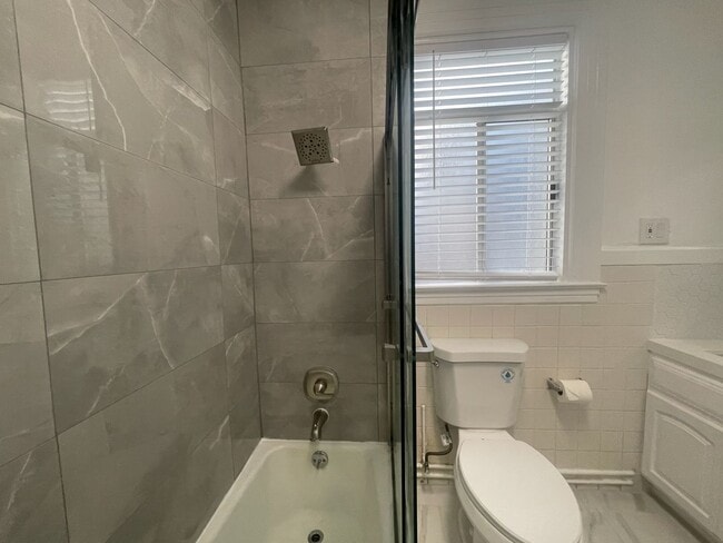 Building Photo - 1062 Washington St