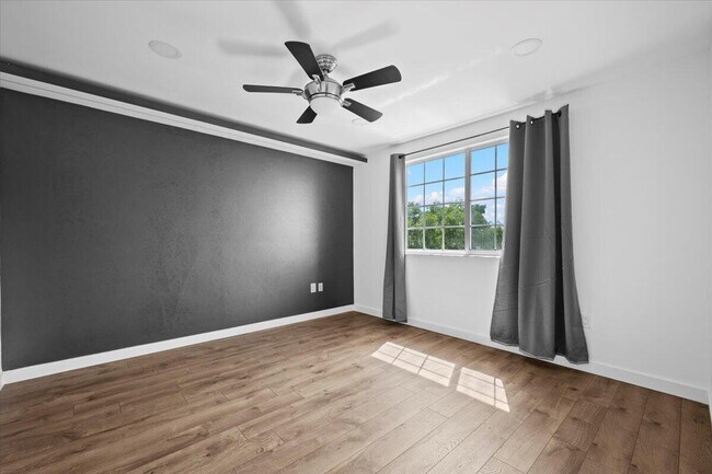 Building Photo - 800 Crestwood Ct S