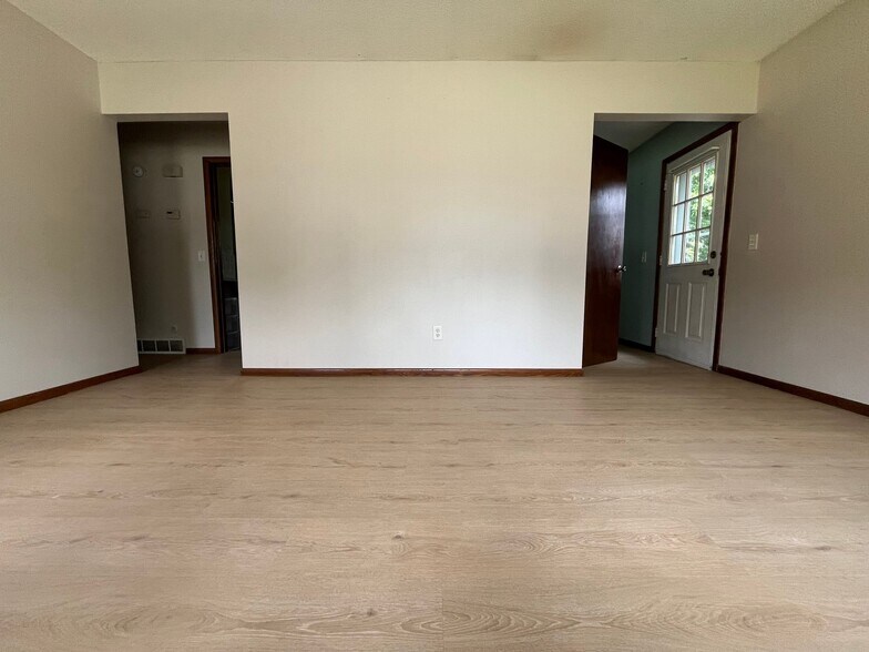 Building Photo - 807 Elm Creek Cir