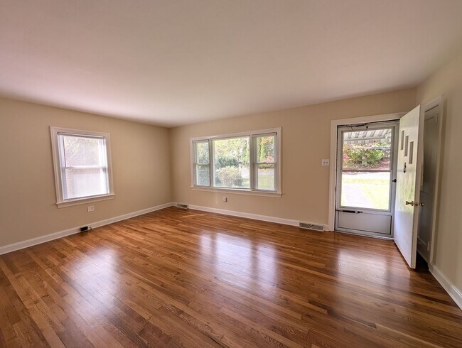 Building Photo - Fabulous Location - Black Mountain Rental