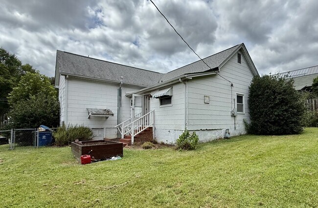 Building Photo - 904 Carolina Ave