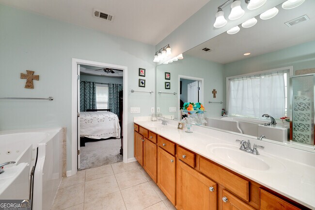 Building Photo - 230 Begonia Ct