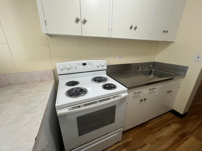 Building Photo - 2 Bed/1 Bath unit on Cleghorn St in Waikiki