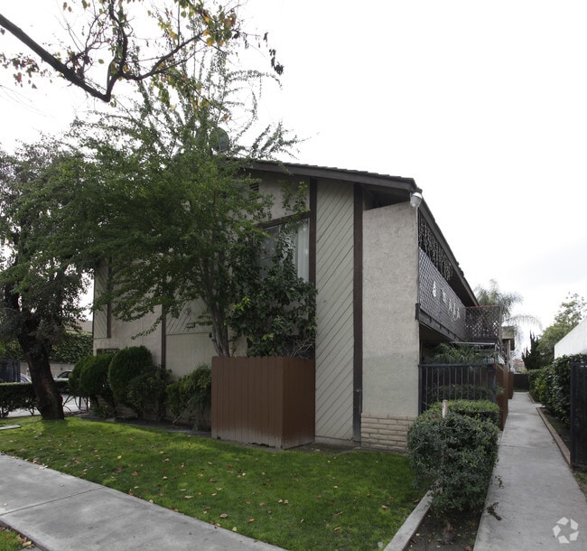 Building Photo - 5891 Kingman Ave