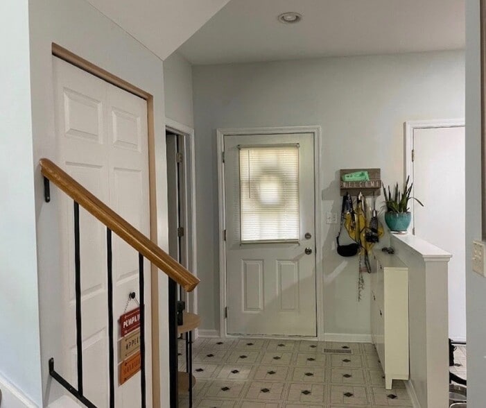 Building Photo - 376 Maidstone Ct