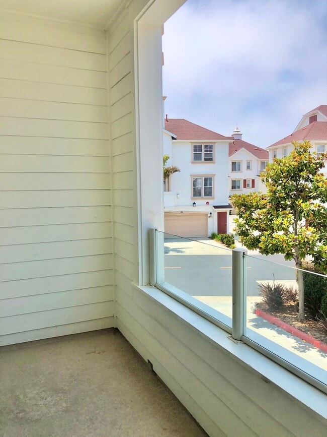 Building Photo - Beautifully Upgraded & Appointed End Condo...