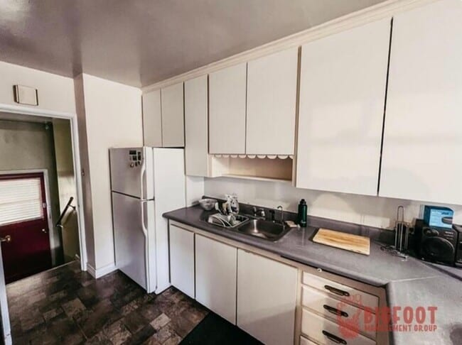 Building Photo - Hauser/Park Duplex