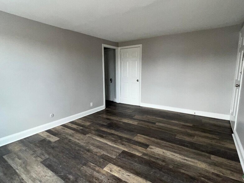 Living room - 448 E Baltimore Ave