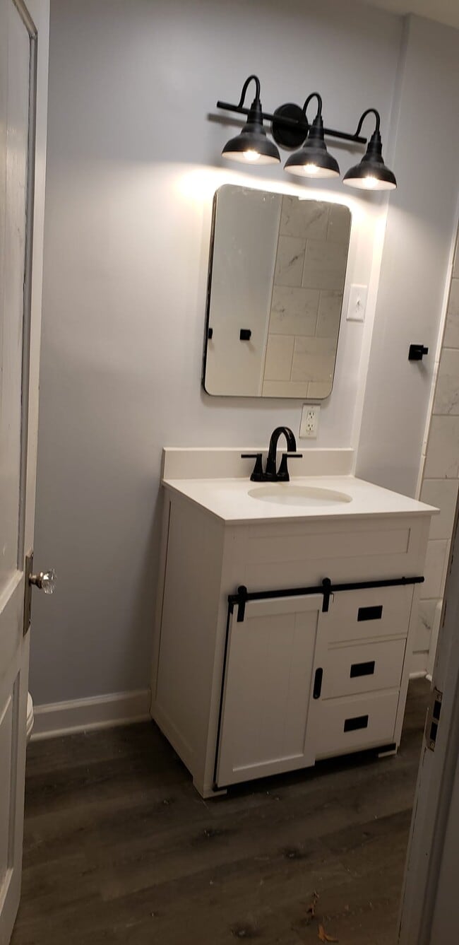 Building Photo - 1112 E Cleveland Ave