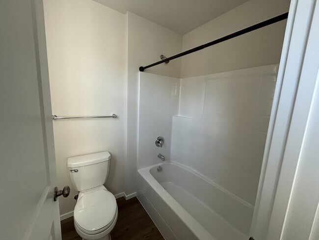 Building Photo - 294 E Viceroy Ave