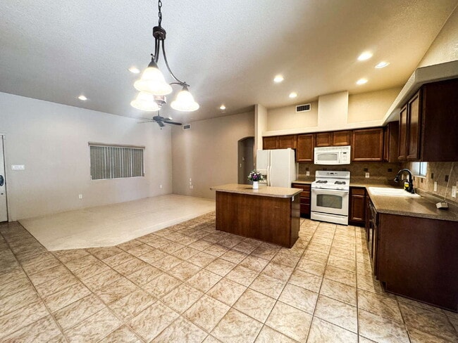 Building Photo - "3-Bed, 2-Bath Retreat in Estrella, Mesa Del Sol!"