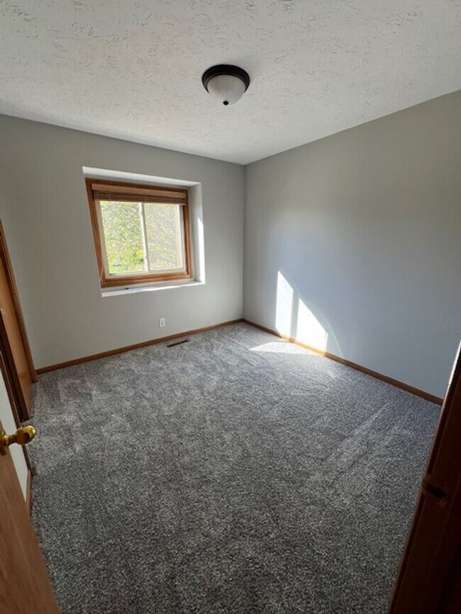 Building Photo - Bright & Spacious 3 Bedroom With Finished ...