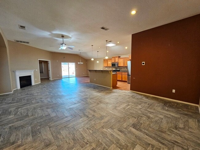 Building Photo - Beautiful Golf Course Area Home with 4 Bed...
