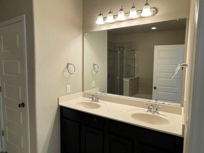 Building Photo - Fabulous 4-bedroom duplex in the heart of Lakeway!