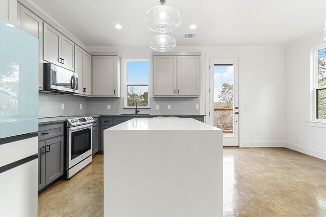 Building Photo - 114 Shady Bluff Dr