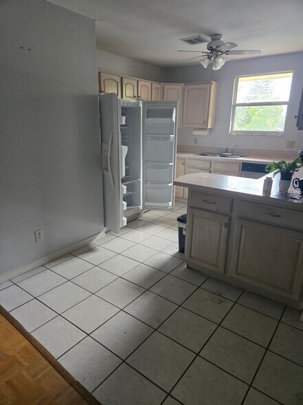 Building Photo - 1325 Drew St