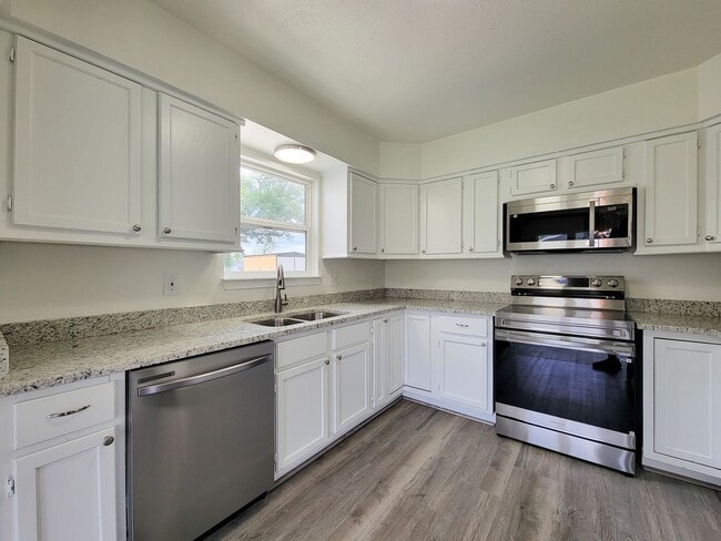Building Photo - This fully renovated 3-bedroom, 2-bath home features a modern kitchen, large master suite with a ...