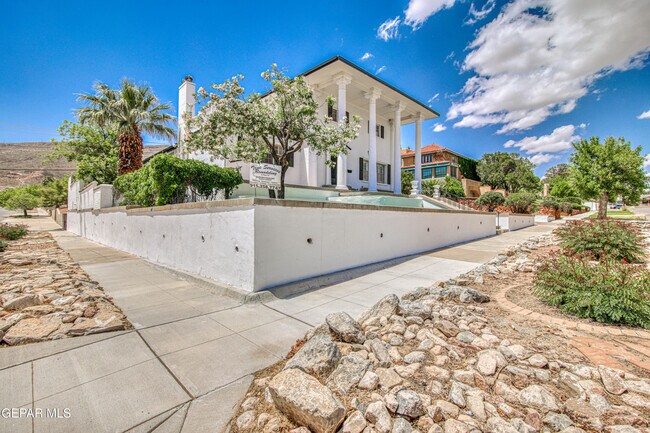 Building Photo - 1701 Elm St