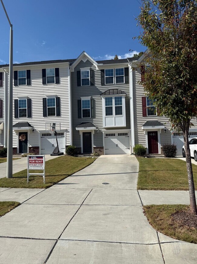 Building Photo - Amazing 3 Bedroom Townhome in North East R...