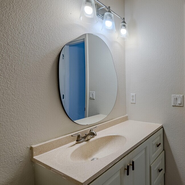 Building Photo - 4031 Cresta Park Ave NW