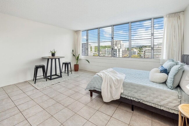 Building Photo - Conveniently Located Studio - Available April 1st