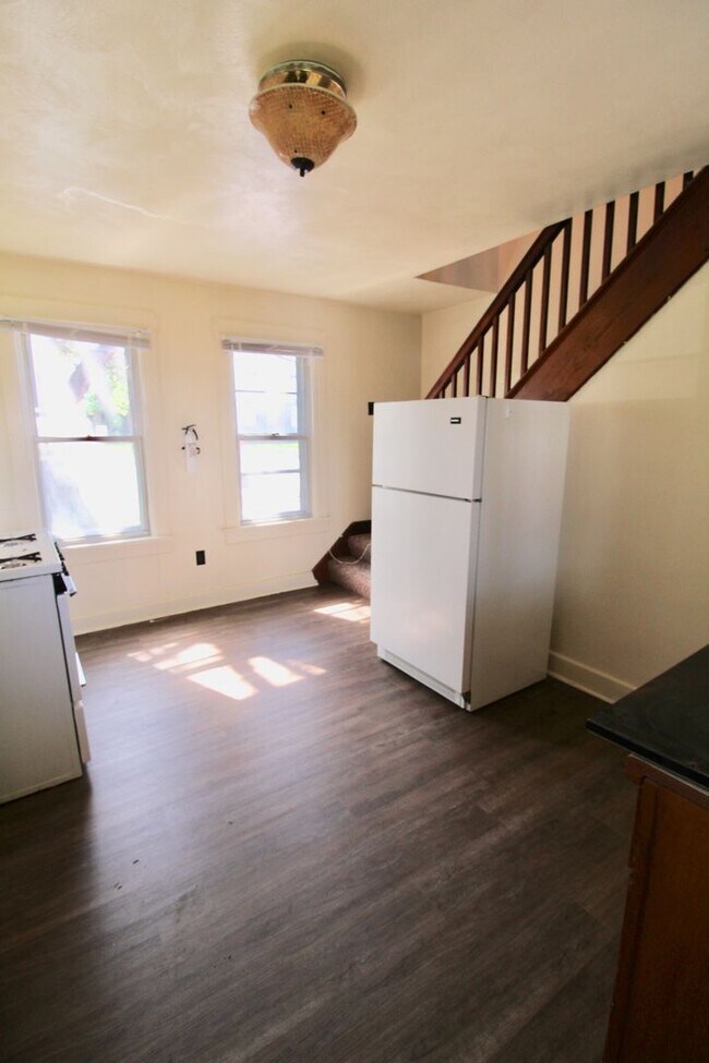 Building Photo - Small house in Wiles Hill section of Morgantown - Available 08/05!