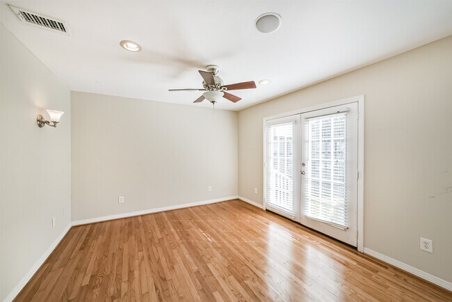 Building Photo - 2411 Wroxton Rd