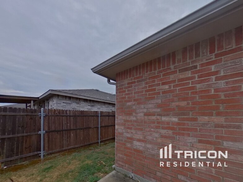 Building Photo - 9025 Puerto Vista Dr