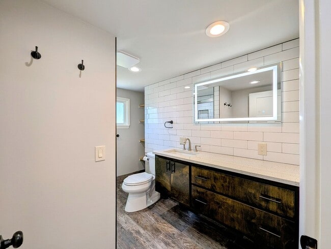 Building Photo - 3bd/.75ba Lynnwood Home