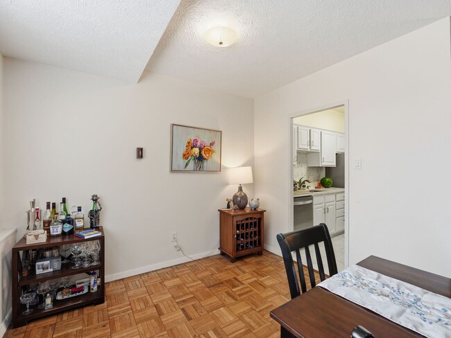 Building Photo - Oversized One-Bedroom Condo in a Prime Van Ness Location!
