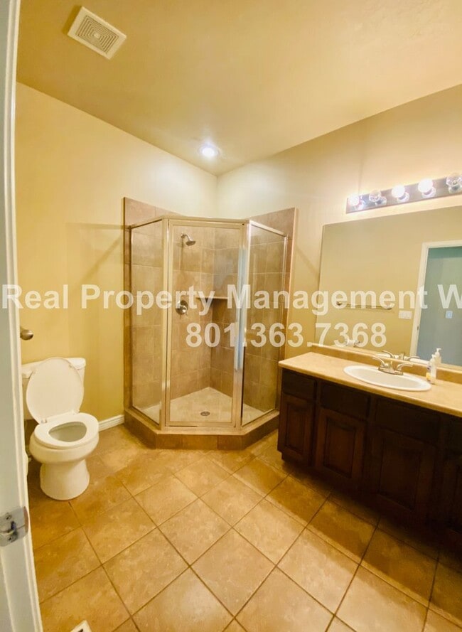 Building Photo - 5 Bedroom 3 Bathroom Riverton Home!