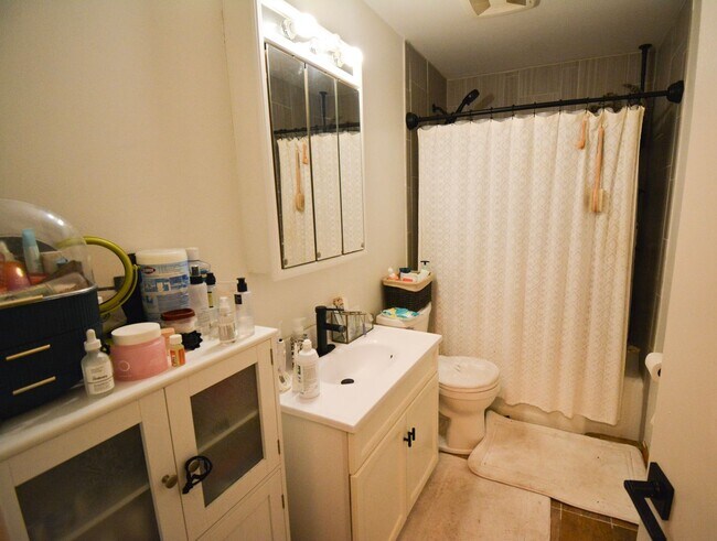 Building Photo - Charming 3-Bedroom 1-Bath Home Available F...