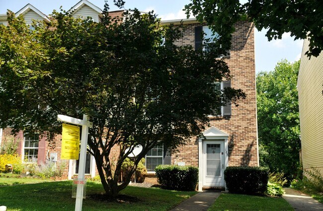 Building Photo - Charming End-Unit Townhouse in Mt. Airy Manor Community