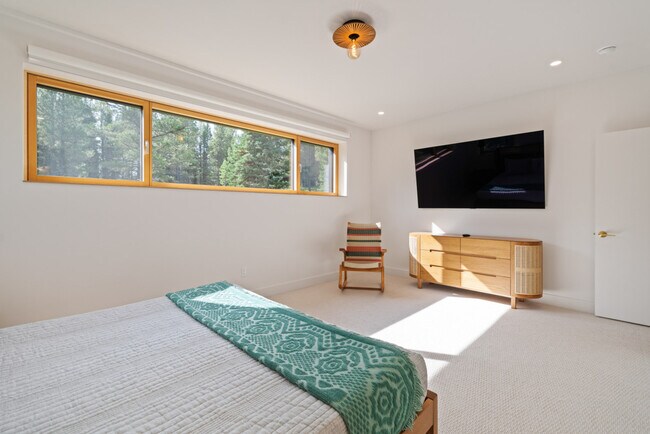 Building Photo - 730 Solitude Ln