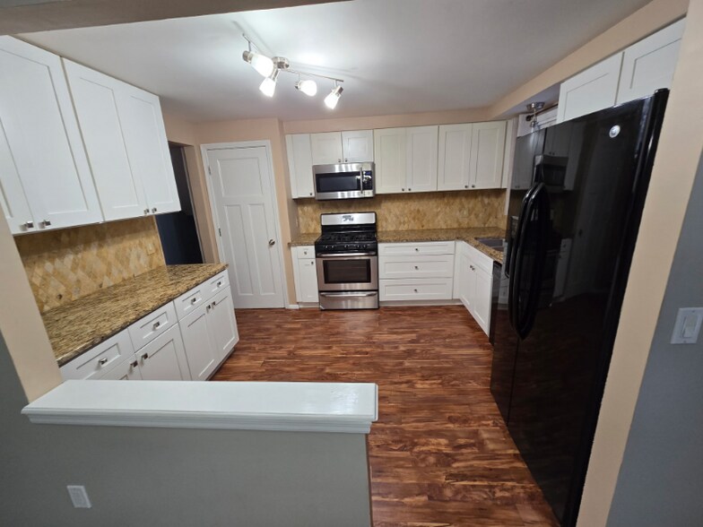 Building Photo - 3842 Farmbrook Dr