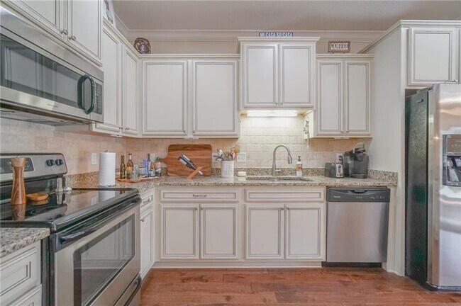 Building Photo - 303 Reserve Ln