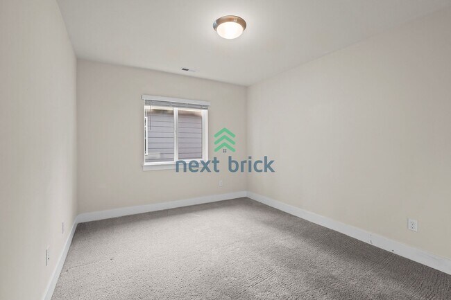 Building Photo - 5 BED & 2.5 BATH SINGLE FAMILY HOUSE FOR RENT