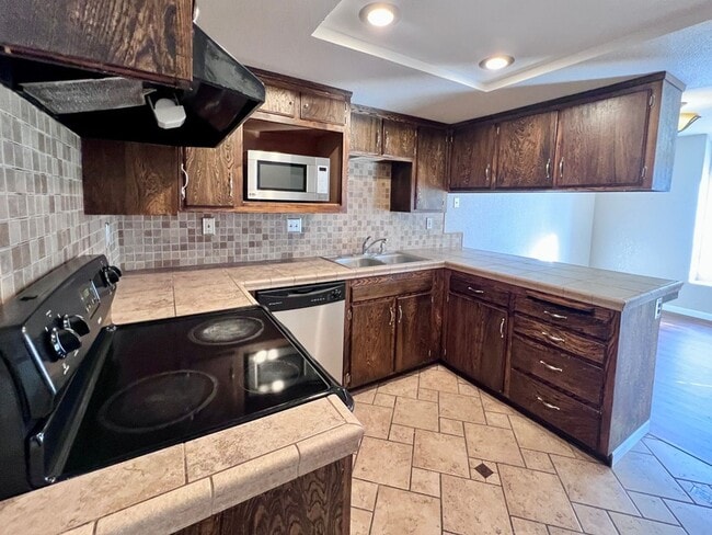 Building Photo - $2,295 Villa & Barstow, 3 Bedroom Condo - ...